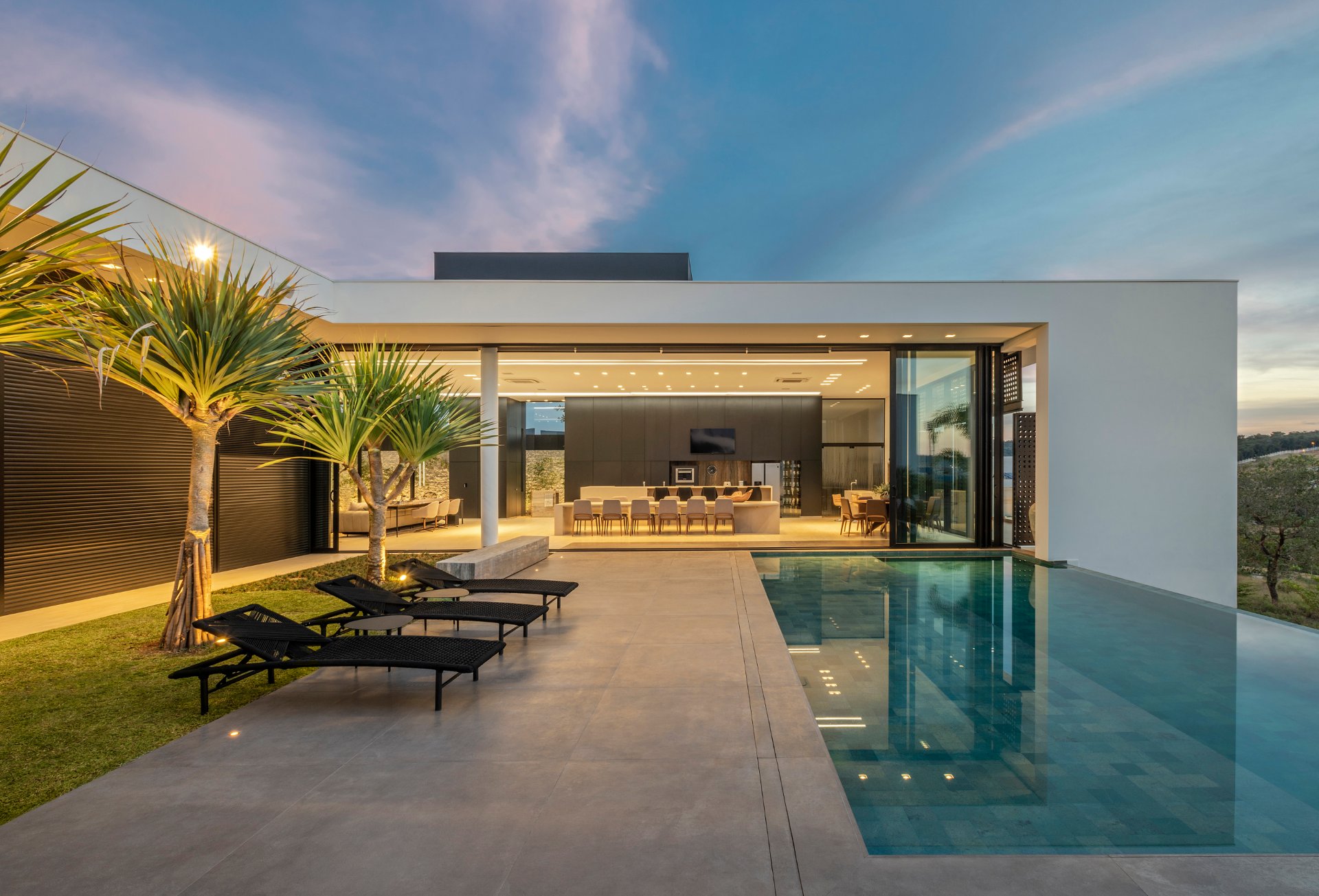 Moradia Contemporânea com Vista Mar – Condomínio Privativo Altos do Sol